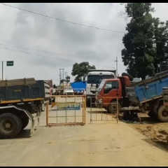 Group YMA 2 in road